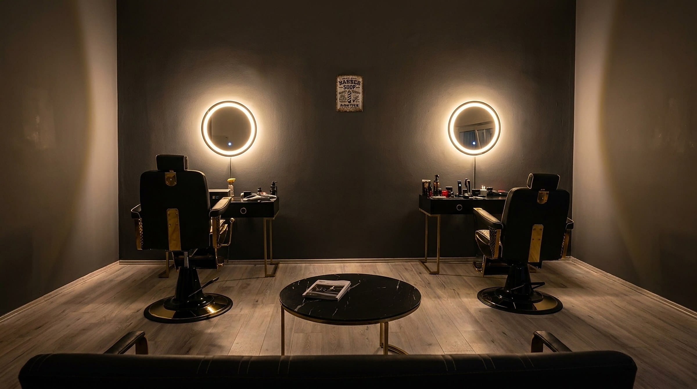 Interiér Gabriels Barbershop — dvě barberská křesla a podsvícená zrcadla