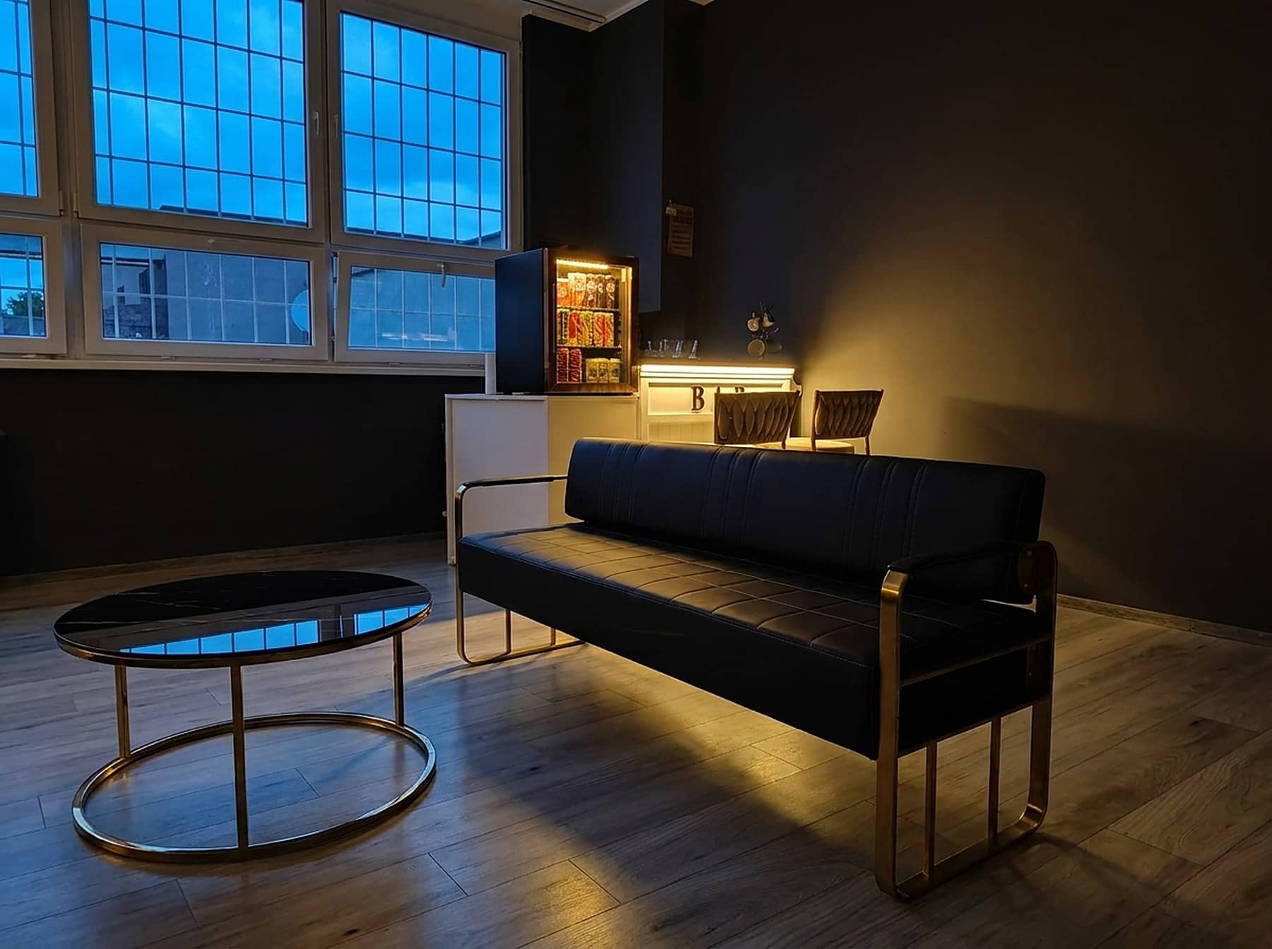 Lounge s barem a koženou lavicí pro čekající klienty